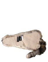 Écharpe en fourrure de renard arctique marron Dolce & Gabbana, une écharpe d'hiver luxueuse pour femmes mettant en valeur les variations tonales naturelles.