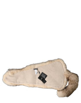Écharpe en fourrure de renard arctique marron Dolce & Gabbana, une écharpe d'hiver luxueuse pour femmes mettant en valeur les variations tonales naturelles.