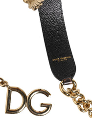 A bevéséses Dolce & Gabbana márkajelzéssel ellátott aranyfényű sárgaréz rögzítőcsat és a leopárd bőr pánt részlete.