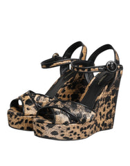 Achterkant van leopard print wedge hakken van Dolce & Gabbana, waarbij de naadloze stofomslag en hakhoogte worden benadrukt.