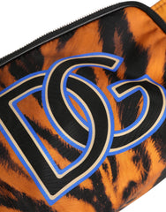 Nahaufnahme der Logo-Plakette von Dolce & Gabbana auf dem Tigerprint-Nylon mit präziser Kalbsleder-Paspel.