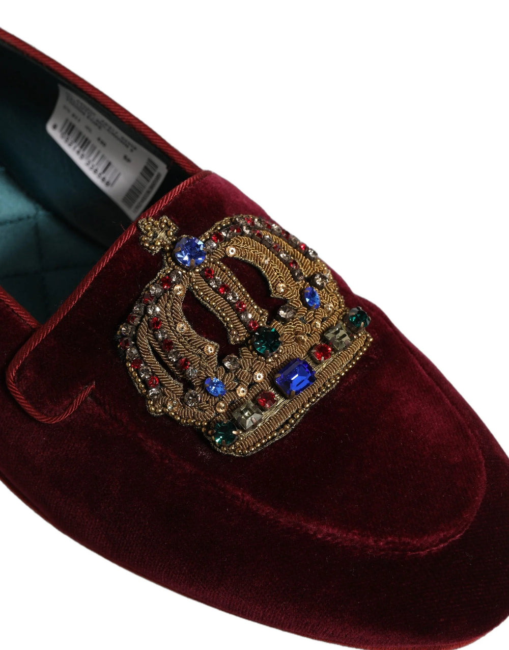 Mužské vínové zamatové loafery od Dolce & Gabbana s vyšívaným zlatým korunným znakom a prešívanou hodvábnou podšívkou.