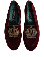 Zadný pohľad na vínové zamatové loafery od Dolce & Gabbana ukazujúci presné spracovanie päty a príjemnú textúru.