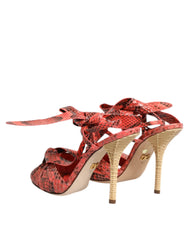 Sandálias de salto Dolce & Gabbana em pele de píton coral
