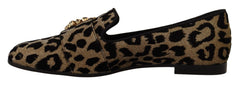 Nærbilde av den intrikate krystallbroderien og leopardmotivet på spissen av disse luksuriøse Dolce & Gabbana-flatskoene.