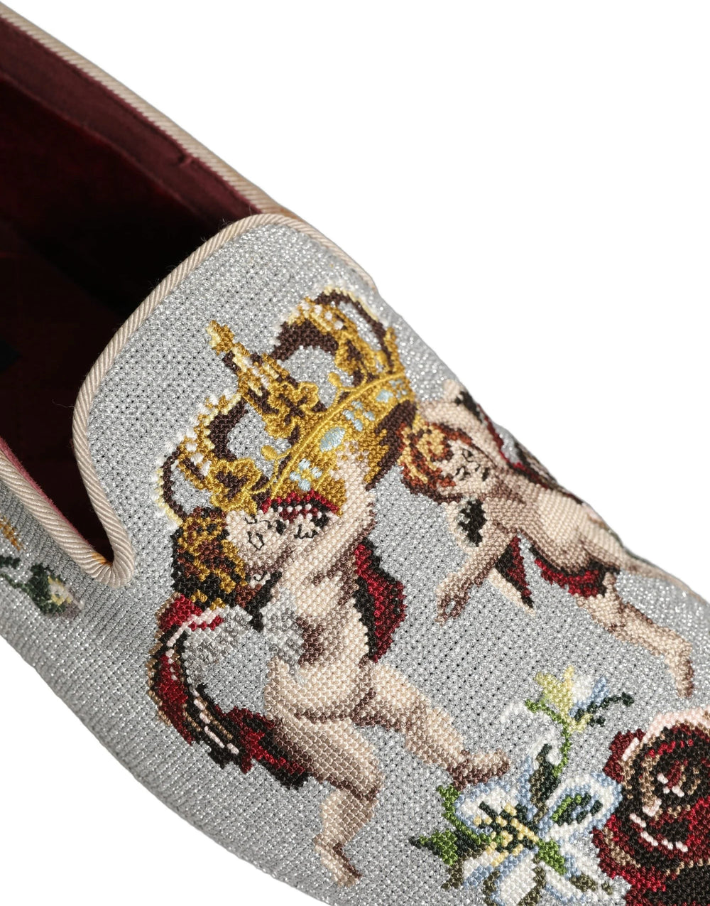 Dolce & Gabbana szürke bőr cipők, díszes korona, rózsa és angyal hímzéssel, klasszikus csúszó cipő formában.