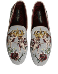A Dolce & Gabbana hímzett cipők hátulnézete, a sima szürke bőr saroktámaszt és a strukturált formát hangsúlyozza.