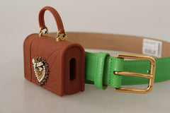 Vue de côté de la ceinture en cuir Dolce & Gabbana, sélectionnée par AmeOro, en vert vif avec des accents de ferrures dorées.