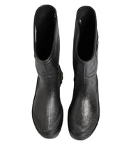 Bočný profil čiernych, nepremokavých čižiem Dolce & Gabbana s metalickým povrchom, ktoré sa dajú ľahko obliecť, s robustnou podrážkou a precíznym strihom.