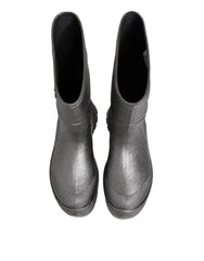 Sideprofil av Dolce & Gabbana sølv metalliske regnstøvler som viser den slanke, vanntette gummikonstruksjonen.