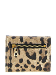 Vista lateral del tarjetero de cuero de Dolce & Gabbana que muestra el perfil delgado y las ranuras para tarjetas con costuras precisas.