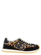 Sneakers basse in pelle di vitello multicolore Dolce & Gabbana caratterizzate da un vivace motivo patchwork e suole in gomma bianca.