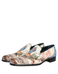 Bovenaanzicht van de geborduurde loafers van Dolce & Gabbana met symmetrisch bloemig pailletontwerp en leren binnenzool.