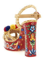 Zadná strana farebných sandálov Dolce & Gabbana, ktorá zvýrazňuje štíhlu pätu a bezpečné zapínanie na pracku okolo členku.