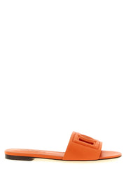 Dolce & Gabbanan oranssit vasikannahkasandaalit, joissa on kohokuvioitu DG-logo leveässä eturemmissä.
