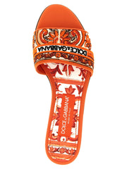 Nærbilde av den intrikate broderien og premium bomullsteksturen på stroppen til de luksuriøse Dolce & Gabbana sandaler.