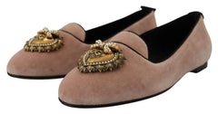 Mocofine Dolce & Gabbana din catifea roz, cu o siluetă rafinată și finisaj din piele suede moale.