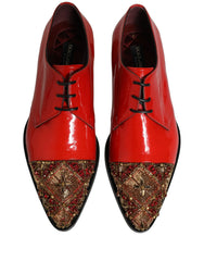 Vista trasera de los zapatos formales rojos de Dolce & Gabbana que destaca la costura precisa y el tacón de cuero.