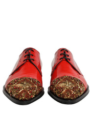 Perfil lateral de los Derbies rojos adornados de Dolce & Gabbana que muestra la silueta elegante y el tacón apilado.