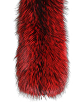 Écharpe en fourrure d'argenton Dolce & Gabbana rouge, vue de face mettant en valeur la teinte cramoisie vibrante et la texture moelleuse.