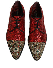 Rückansicht der roten, pailletenbesetzten Derbys von Dolce & Gabbana, die den strukturierten Absatz und die sorgfältige Handwerkskunst hervorheben.