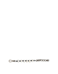Zijaanzicht van de door AmeOro samengestelde Dolce & Gabbana kralenarmband, met de ingewikkelde zilverkleurige ketting en schelpmotief.