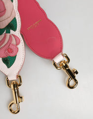 Közelkép a bonyolult virágmintáról és a rétegelt bőr részletekről a Dolce & Gabbana luxus táskapánton.