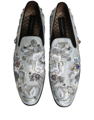 Baksida av de vita Dolce & Gabbana utsmyckade loafers som framhäver den strukturerade hälen och rena läderfinishen.