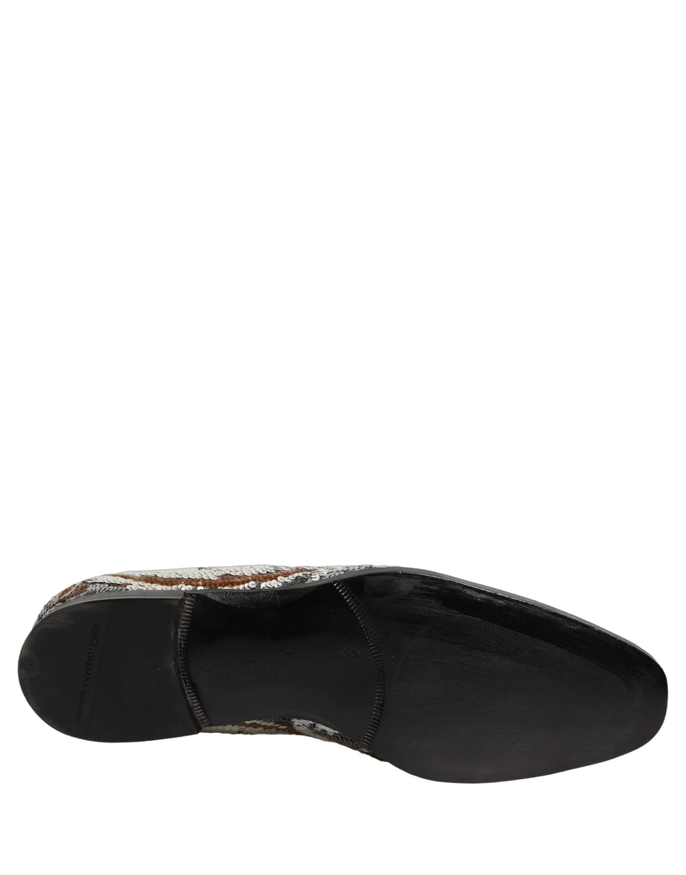 Dolce & Gabbanas loafers för män med vita och guldiga paljetter, en förfinad läderkant och en kransdetalj.