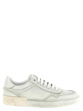 Dolce & Gabbanas vita sneakers i lammkalvskinn med låg skaft med en ren minimalistisk silhuett och tonalt snörningsstängning.