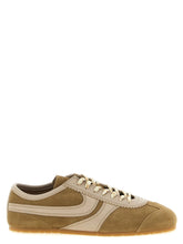 Sneakers in pelle di vitello beige Dries Van Noten da donna, caratterizzate da una silhouette bassa minimalista e chiusura con lacci tono su tono.