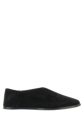 Braune Kalbsledermules von Fear Of God in einem minimalistischen Slip-On-Design, die ein verfeinertes, mattes Finish und klare Linien zeigen.