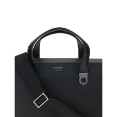 Primo piano della texture della valigetta Ferragamo che mette in risalto la grana della pelle Bos Taurus premium e la precisione artigianale.