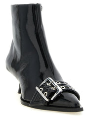 Sideprofil af Ganni sorte ankelstøvler, der viser den arkitektoniske platformsål og slanke syntetiske konstruktion.