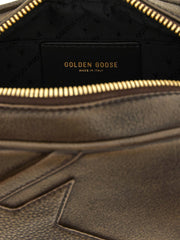Close-up da clutch da Golden Goose revelando a textura rica da pele de vaca castanha e a costura tonal precisa.