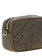 Vista traseira da clutch de pele texturizada castanha da Golden Goose, destacando os padrões orgânicos únicos da pele.