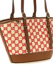 Zadní pohled na tote bag Gucci s víceramenným vzorem, zdůrazňující kontinuální textilní vzor a rafinovanou povrchovou úpravu.