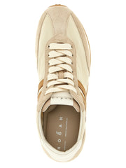 Acercamiento a la textura de la zapatilla deportiva Hogan beige, que ilustra el tejido de poliamida de primera calidad y el acabado de alta calidad.
