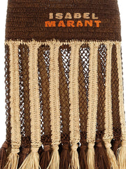 Baksida av Isabel Marant brun flätad väska som framhäver det konsekventa hantverksmässiga raffia-hantverket.