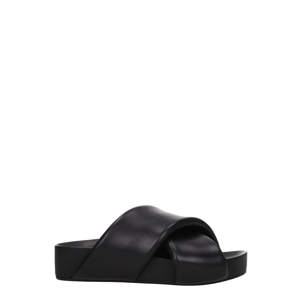 Pantoufles Jil Sander en cuir noir avec une large bride avant et un lit de pied profilé pour une silhouette raffinée.