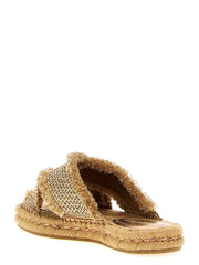 Detailní záběr na zlatý textilní materiál Jimmy Choo, ukazující složitý úplet a luxusní kovový lesk.
