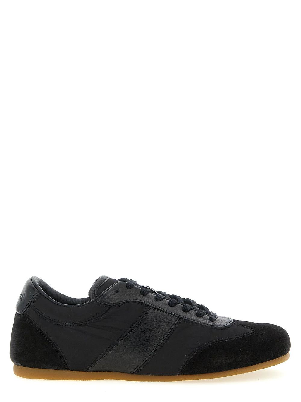 Lemaire sneakers sportive in poliammide nera con silhouette bassa e minimalista e chiusura con lacci tono su tono vista frontale.