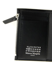 Profil latéral du porte-cartes Margiela noir et fin, mettant en valeur la peinture de bordure raffinée et la silhouette compacte.
