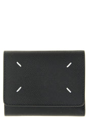 Porte-cartes en veau noir Margiela featuring les quatre coutures blanches emblématiques sur un extérieur en cuir minimaliste.