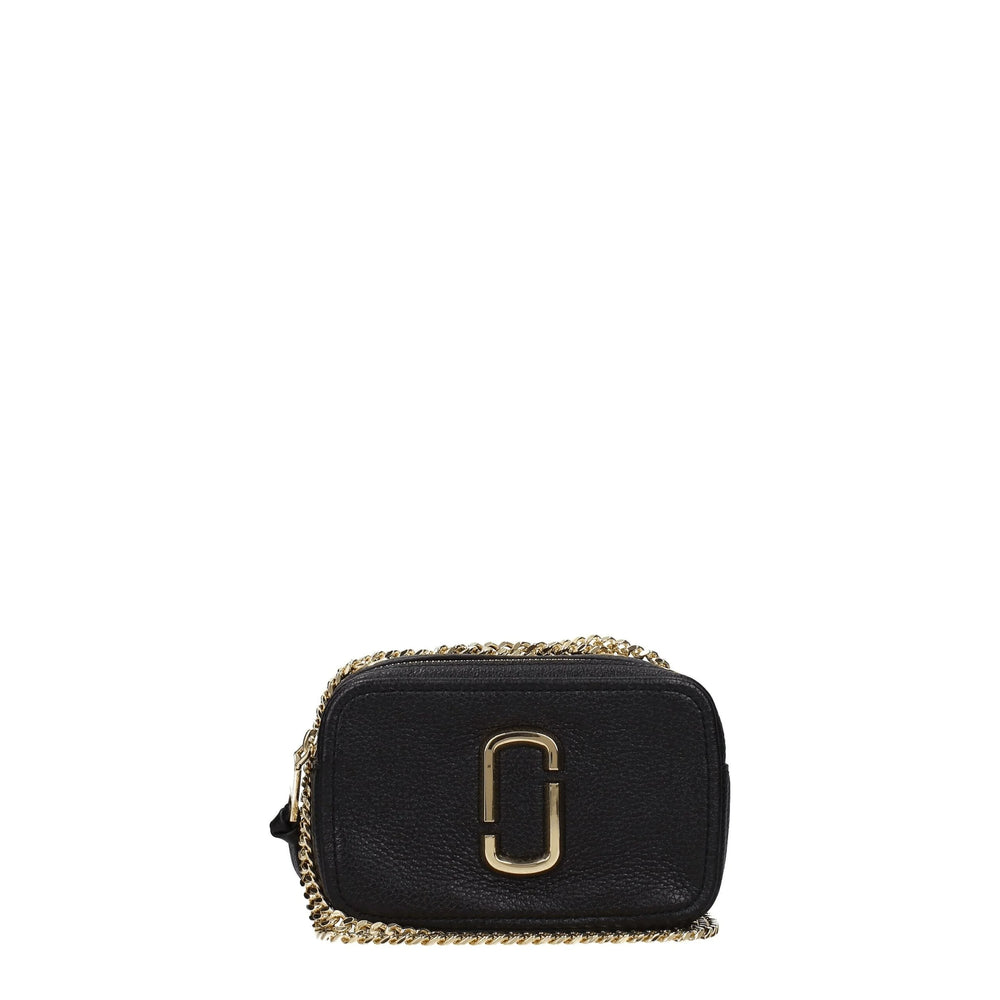 Marc Jacobs geantă crossbody neagră din piele, cu accesorii aurii și curea reglabilă, într-o priveliște frontală clasică.