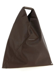 Profil latéral du sac marron MM6 Maison Margiela, montrant le pli architectural et le matériau synthétique structuré.