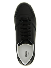 Närbild på Moschinos svarta lädersneakers textur och skosnören, vilket betonar varumärkets fokus på kvalitet.
