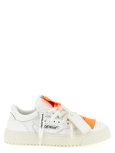 Scarpe da ginnastica Off-White in pelle di vitello bianca con logo a freccia caratteristico e suola in gomma strutturata in una vista frontale.
