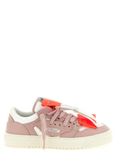 Sneakers basse in pelle multicolore Off-White con iconica etichetta a forma di fascetta e motivo a freccia in una vista frontale.