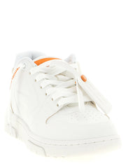 Off-White oranssisten tennarien takaosa, jossa korostuu jämäkkä kantapään tuki ja yhtenäiset brändäyksen yksityiskohdat.